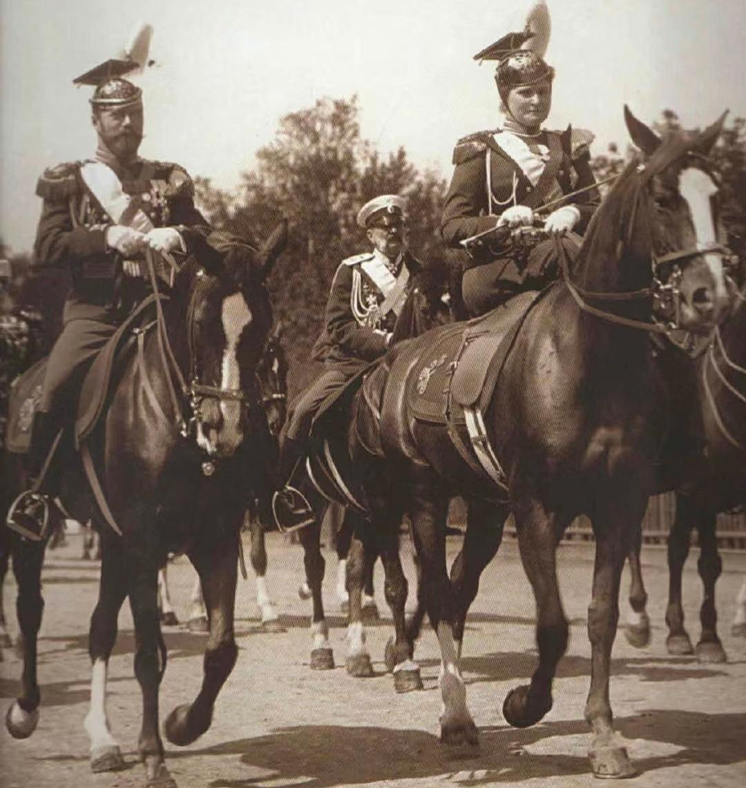 十九世纪末，穿着女式军礼服的沙俄末代皇后亚历山德拉与丈夫尼古拉二世一起骑马，当时