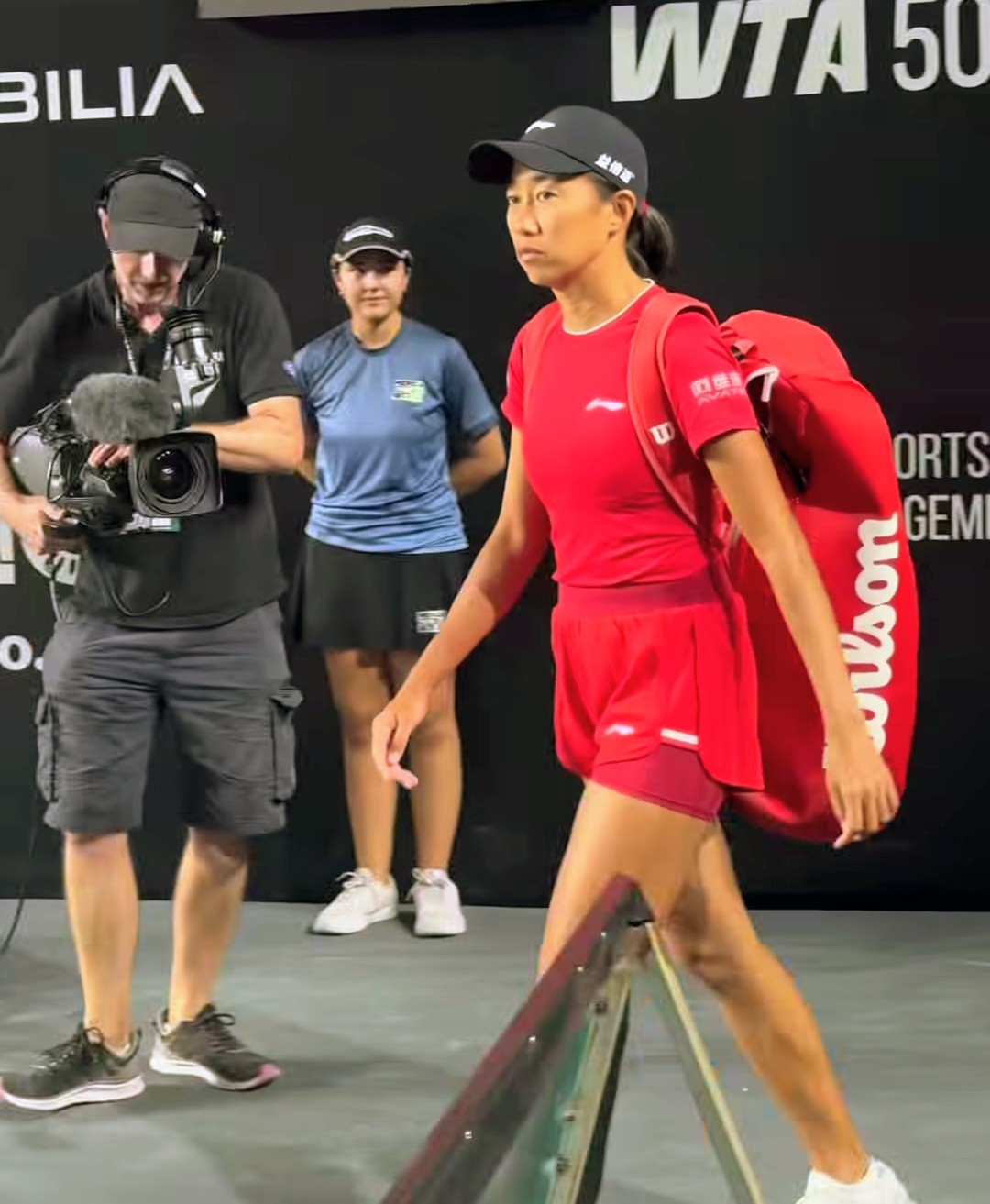 帅姐击败卫冕冠军纳瓦罗，晋级梅里达500赛8强。首盘从1-4落后开始，帅姐就适应