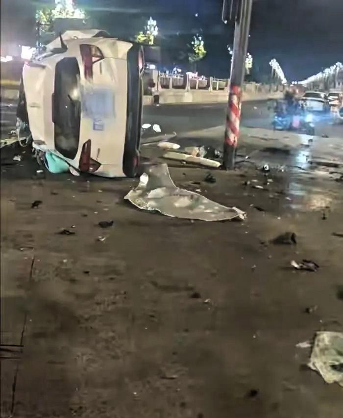 太悲催了，又造成了人员伤亡！6月29日晚，四川省成都市郫都区，一辆白色轿车先