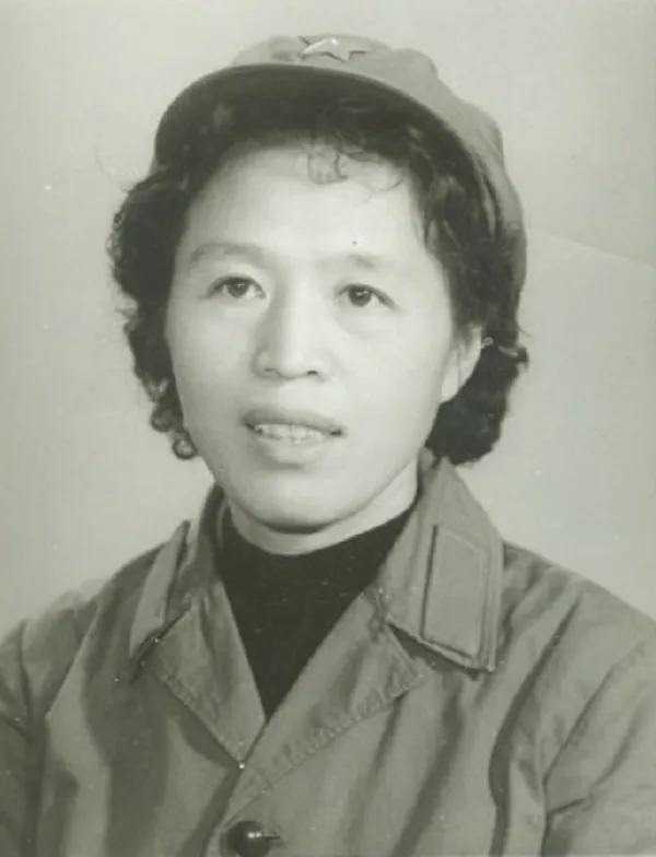 1943年春，19岁的女译电员和一名男科长同去延安，但路上她发现这名男科长行为怪