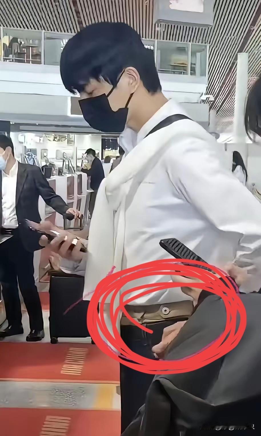 小鱼这穿搭真的让人看懵外面一条裤里面还叠一条当时天气也没那么冷，他明明那么