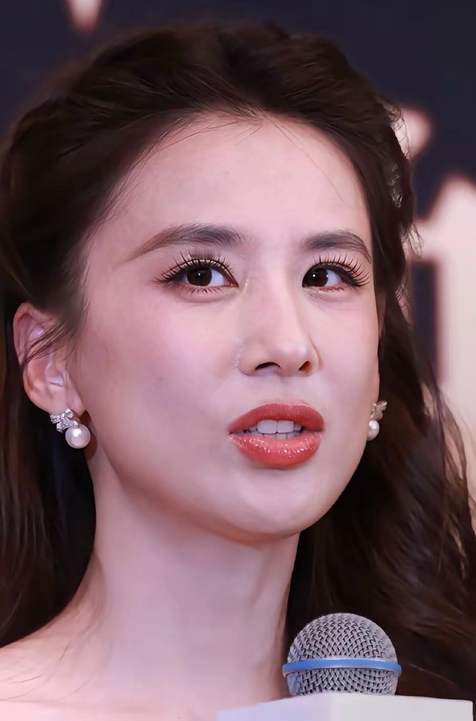 黄圣依这原相机状态简直是“素颜天花板”！完全不需要滤镜加持，皮肤白皙透亮，唇红齿