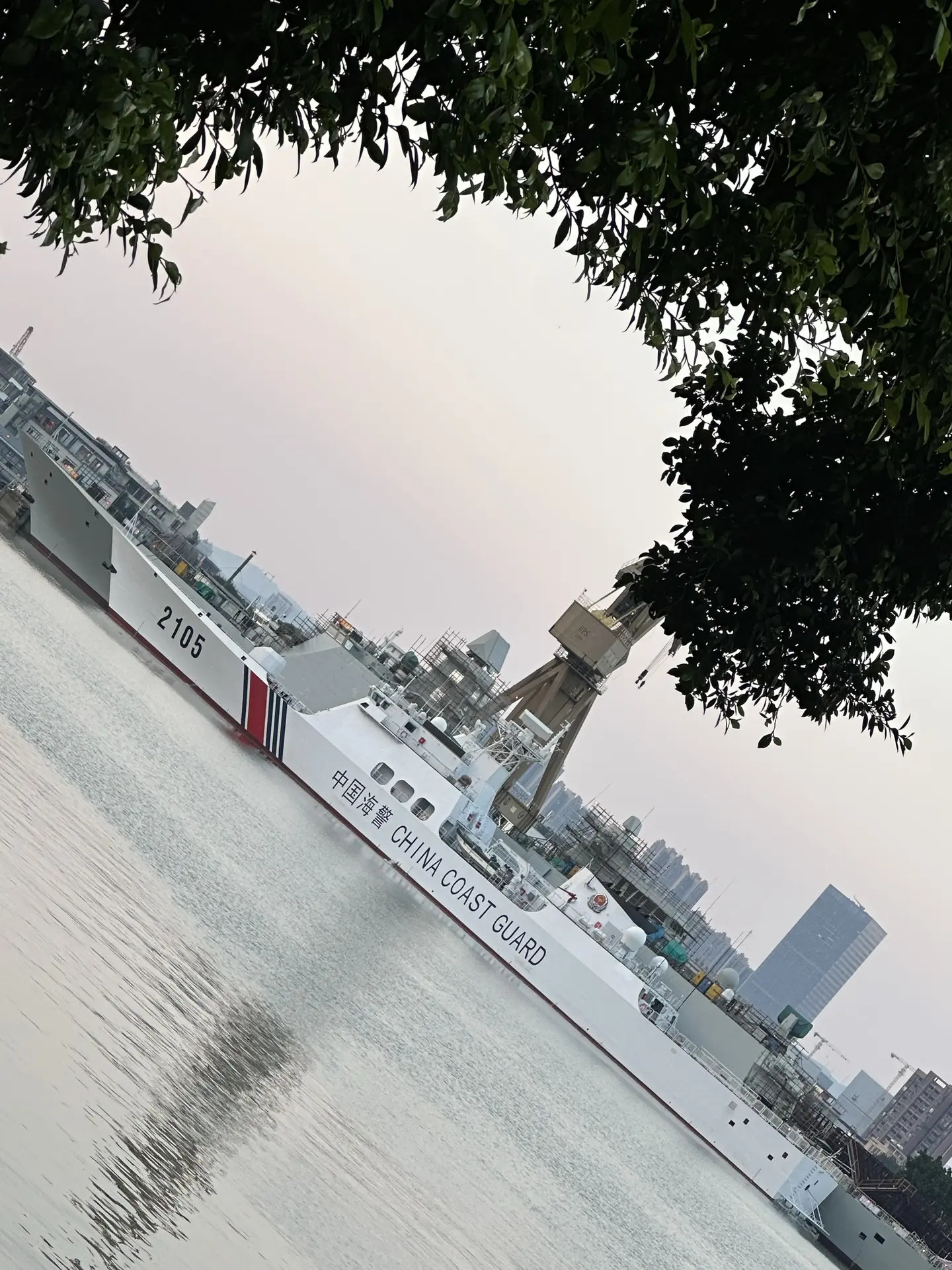 某地一艘054B在建准备下水和一艘054B已下水正在舾装[思考]这是第4、6艘