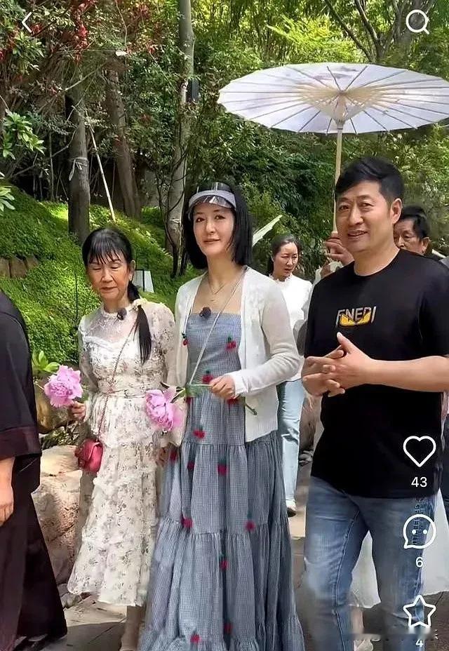 谢娜带着爸妈出游，看得出来谢娜妈妈穿衣打扮很有品味，清爽齐刘海搭配侧马尾，优雅又