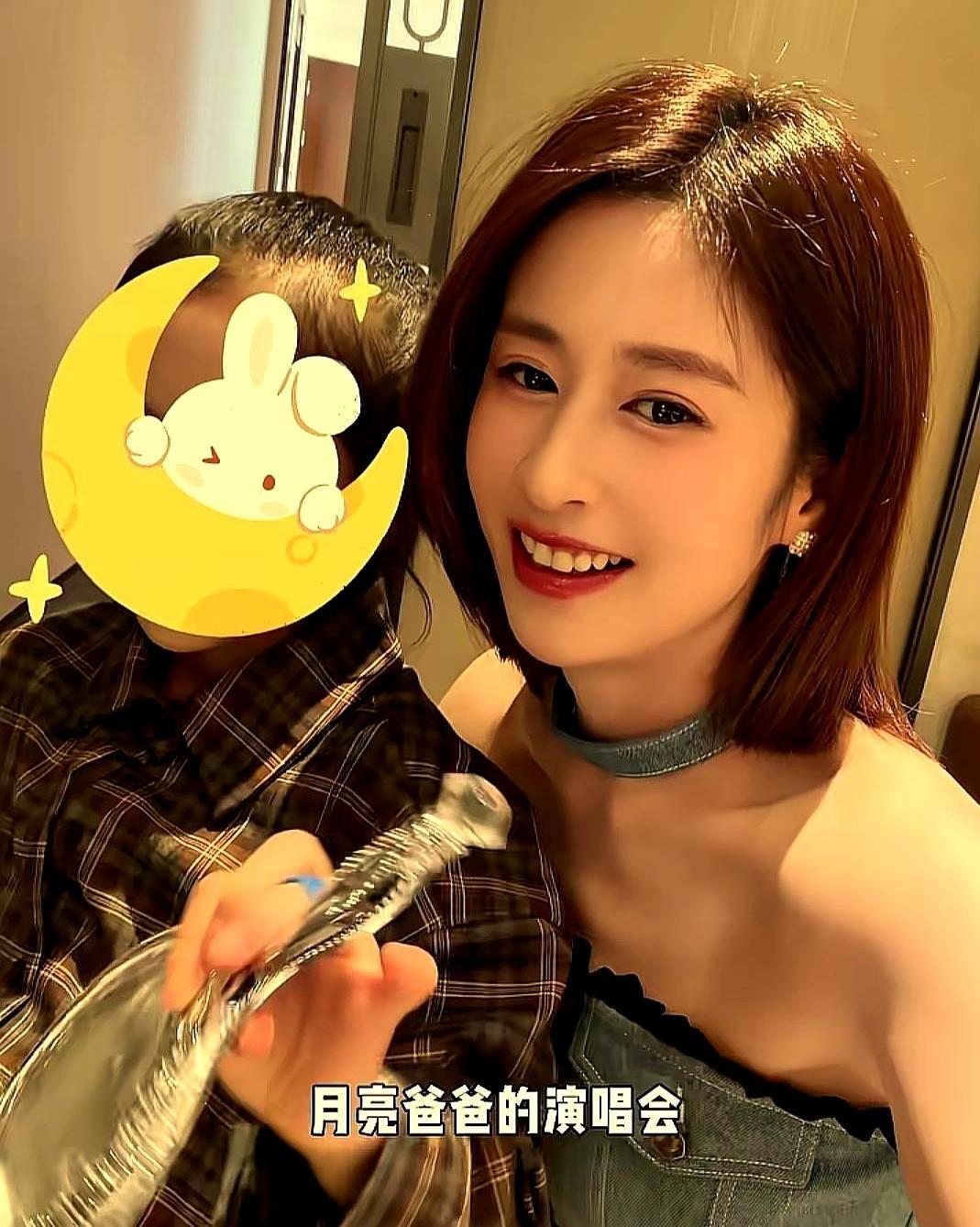 颖儿带女儿小月亮亮相丈夫演唱会，39岁付辛博金发热舞唱跳不显老，一家三口同框超温