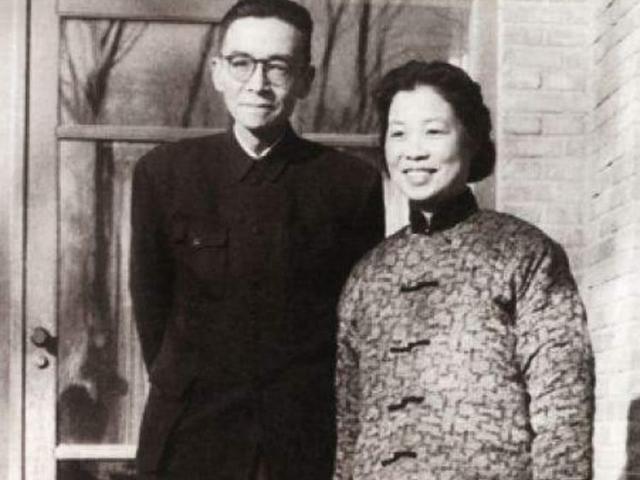 1962年，林徽因去世7年后，61岁梁思成娶34岁林洙为妻。一天，梁思成早会迟到