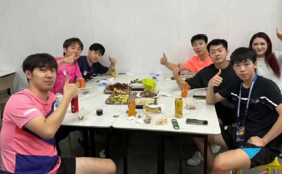 乒超赛场外的烟火气2025乒超联赛激战间隙，山东鲁能俱乐部的赛后聚餐氛围拉