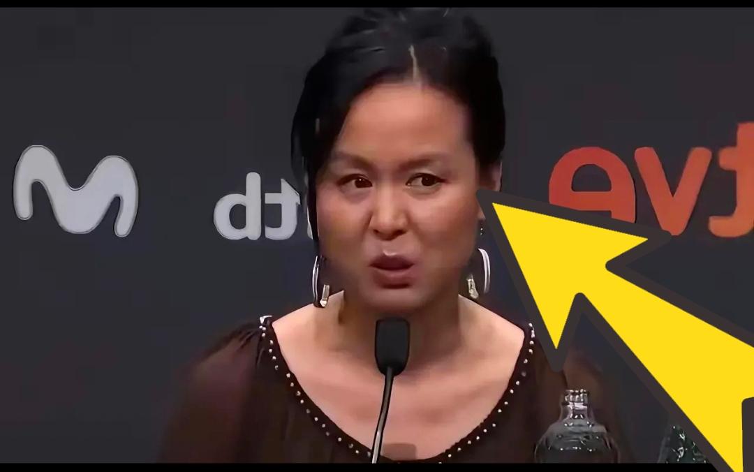 那位导演，大概是真把国外的奖杯当成了“免死金牌”。2023年母片被锁进硬盘，他