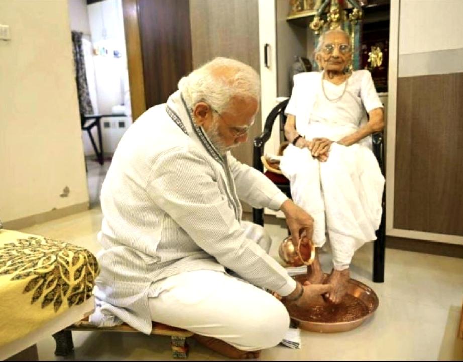 莫迪的妈妈是个高寿老人。孝敬的莫迪亲手给妈妈洗脚；妈妈抚摸着莫迪的头，满目的