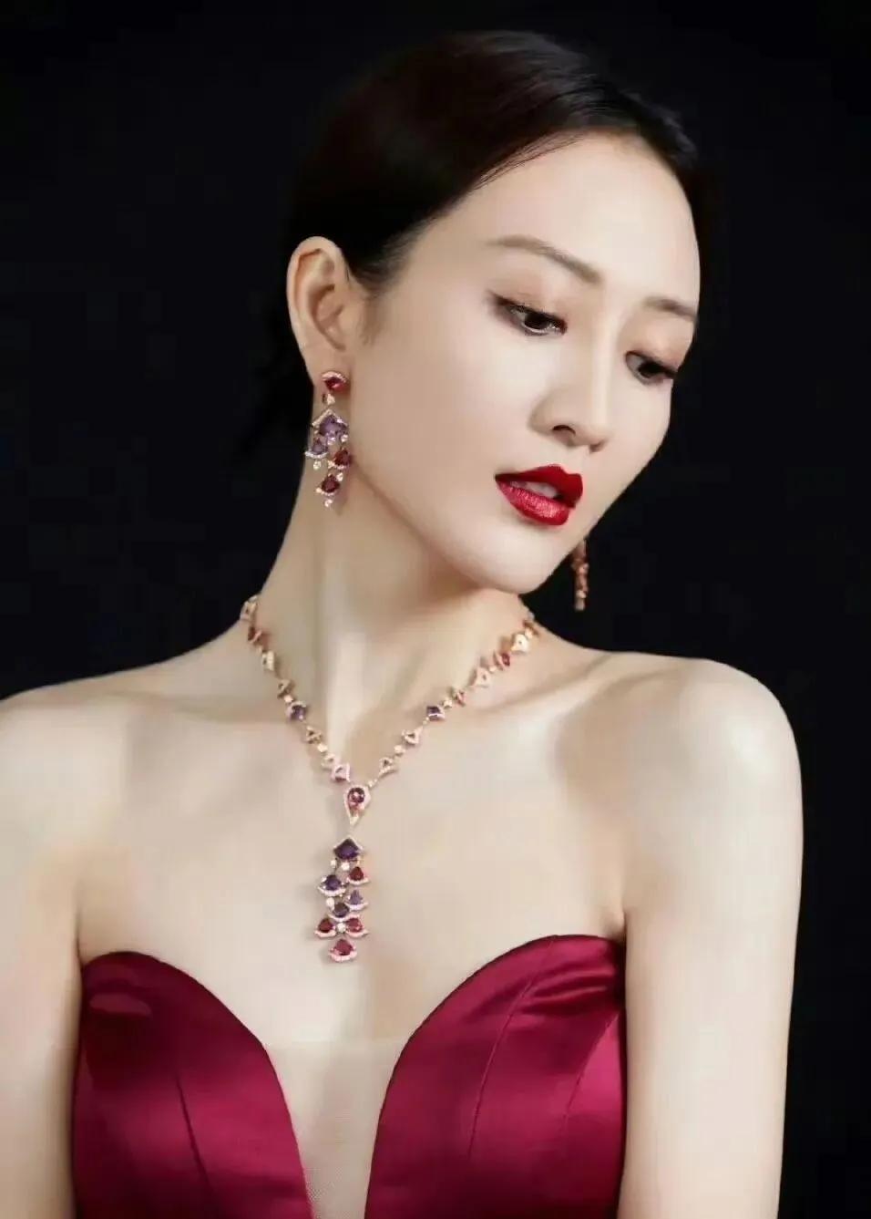 王鸥的低调韵味，才是内娱“隐性美人”的天花板～不抢镜不张扬，却靠自带的慵懒