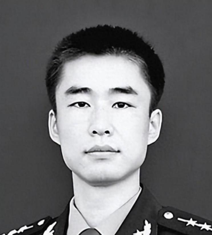 2012年，山东一名军人请假回家，但迟迟不见归队，上级领导打过去电话询问，三岁的