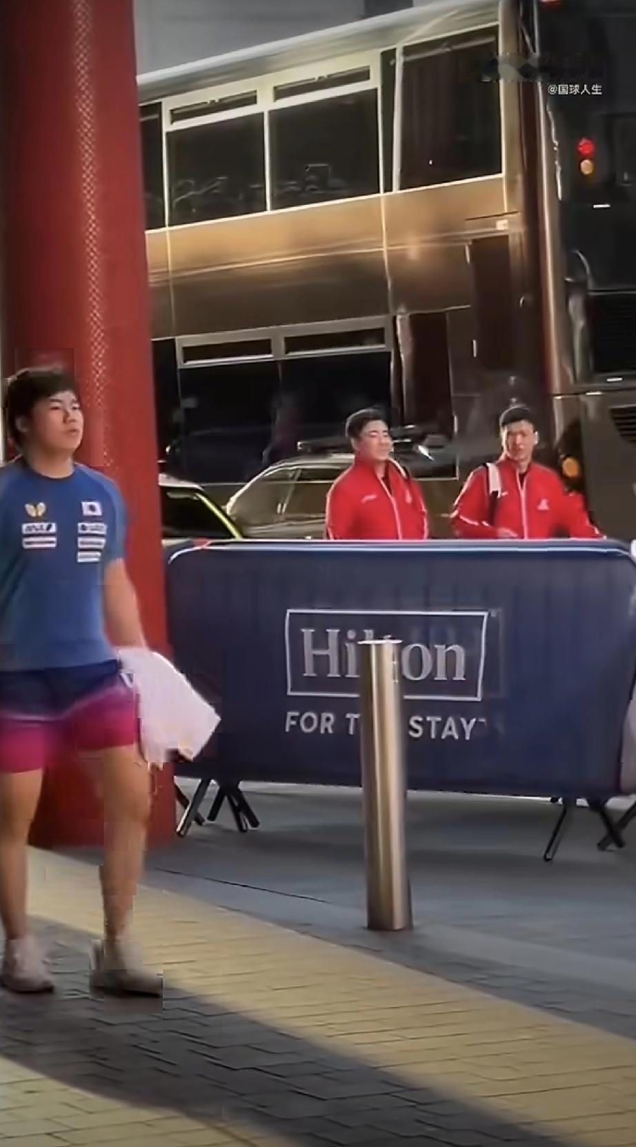王楚钦走过来了！视频中，夕阳下的伦敦世乒赛训练场馆外边，先是大胖梁靖崑和向鹏两