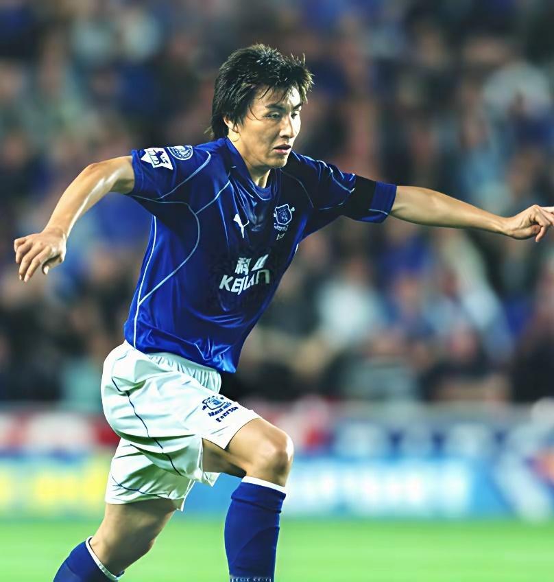 前国脚李玮锋表示，现在的国内球员想去英超踢球，基本不可能。一个最大的问题就是劳工