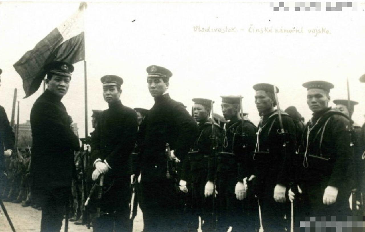 两张拍摄于1918年的黑白照片，展示了北洋政府军队在符拉迪沃斯托克（当时称为