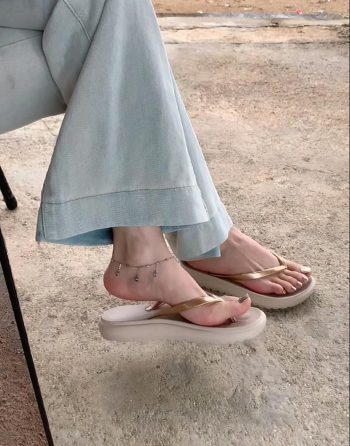 你脚上那双人字拖，正悄悄把你变成时尚圈的猎物。广东老哥早看透了，他们踩着镶钻款