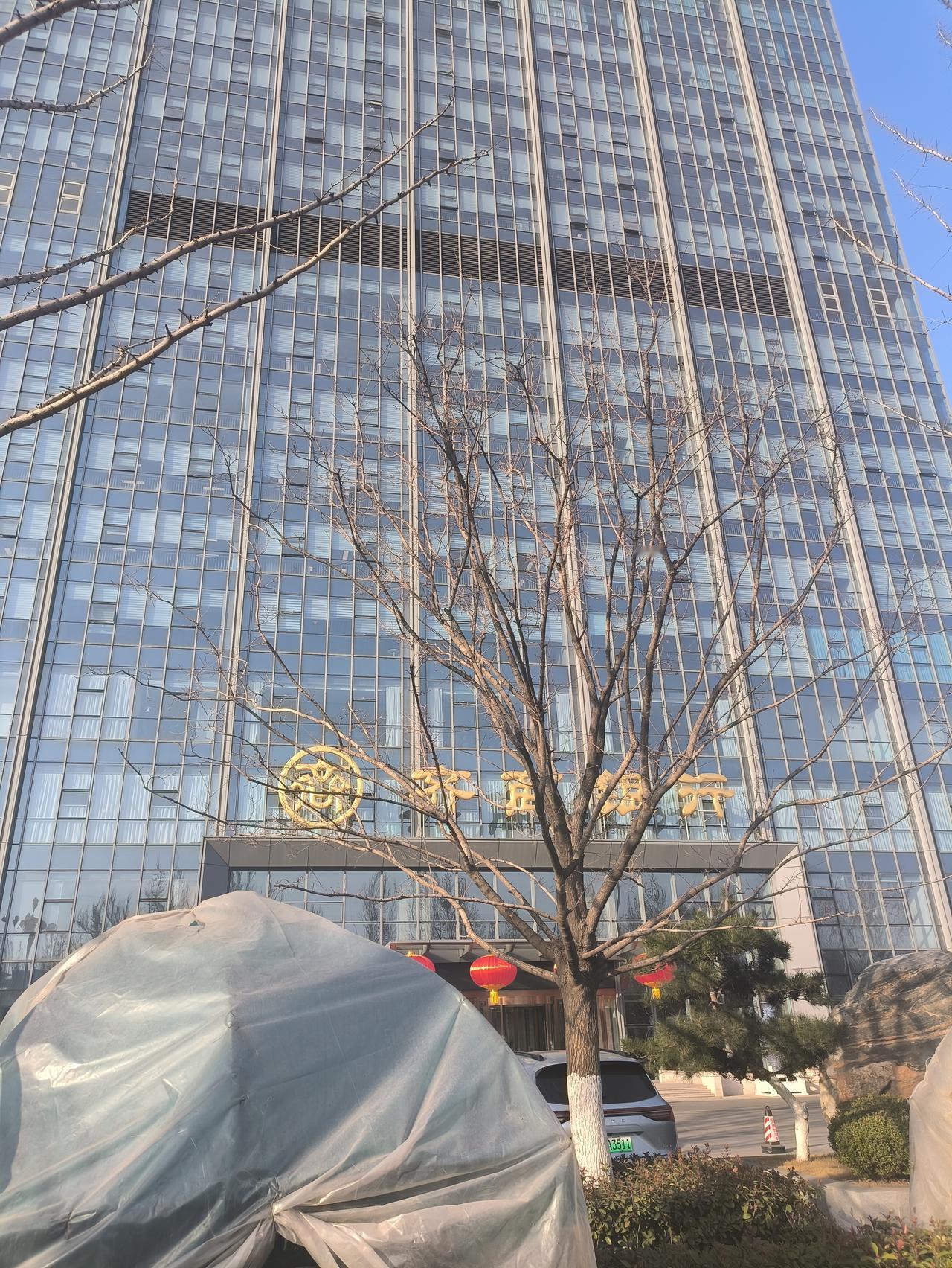 在淄博所有银行当中，齐商银行无疑是办公条件最奢华的。虽然就资产规模来讲，齐商银