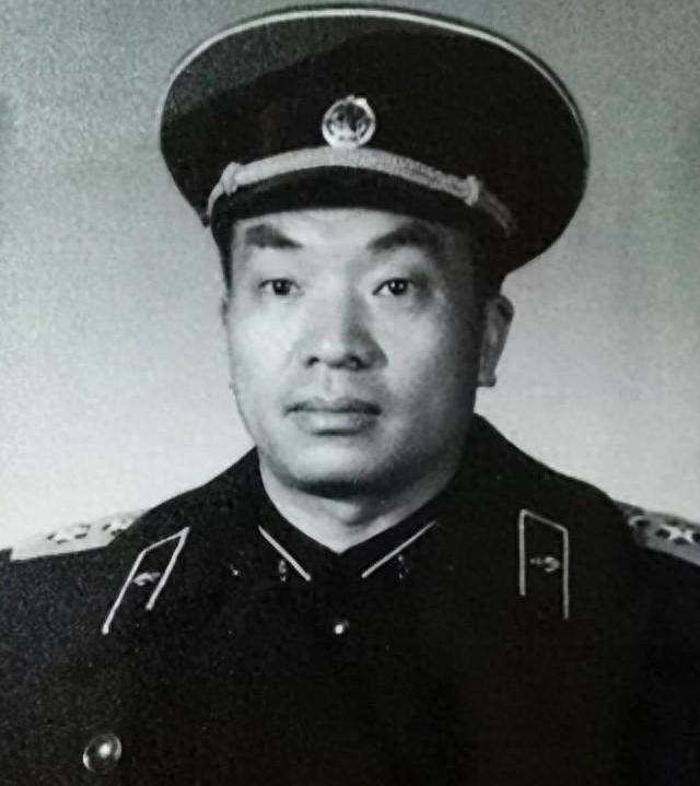 1949年，北平解放，毛主席在香山接见四野立功将领，目光扫过人群，突然停在一人