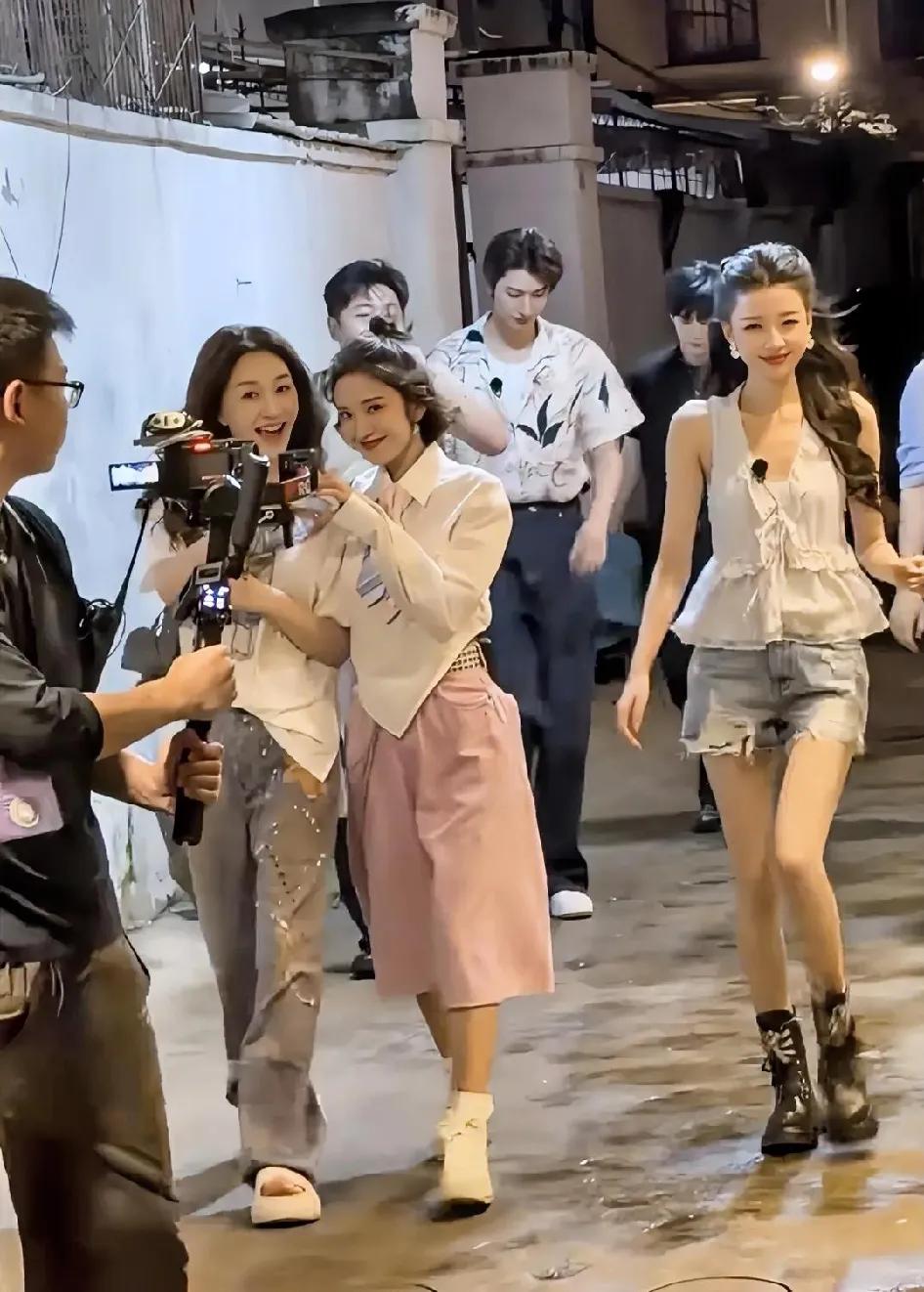 看综艺，我老公说:“一直觉得你们女生穿马丁靴像女汉子，但是孙怡穿还挺好看，挺有气