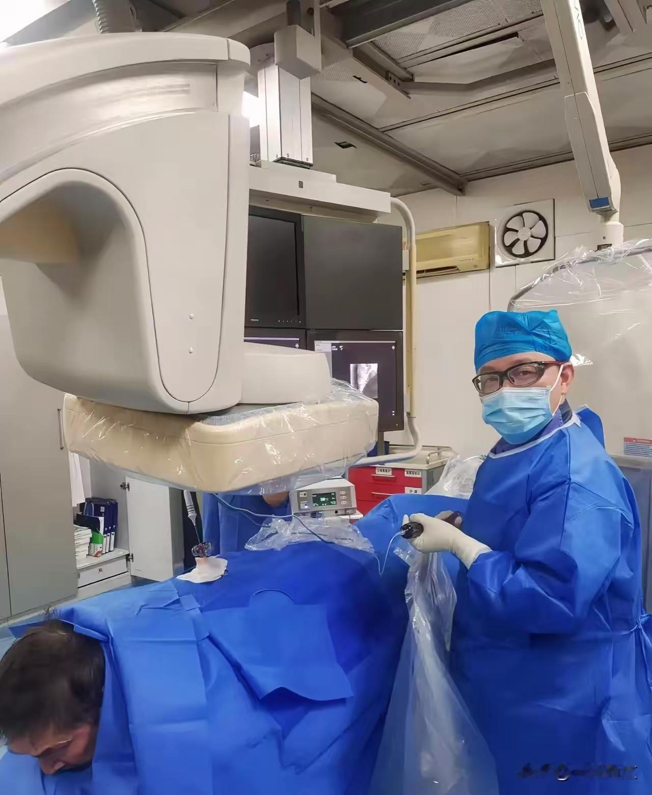 医院要抓贪污腐败，却揪出一个惊天大瓜，身为肿瘤医院副主任医师，他却​生活简