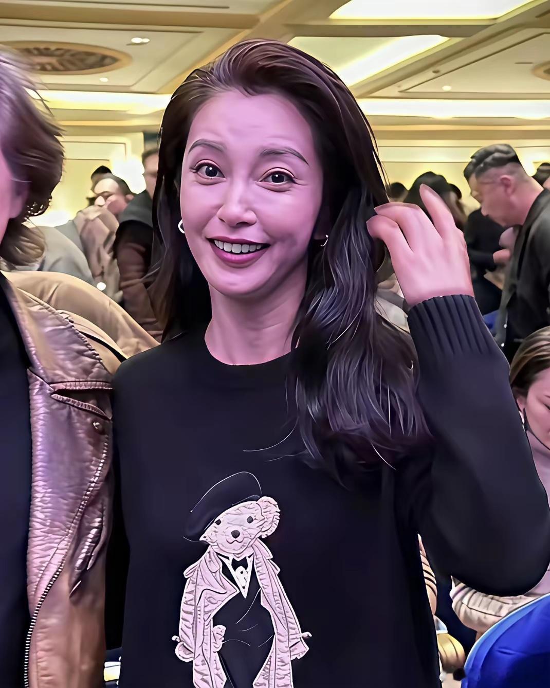 53岁的李冰冰，已经有了老年女人的模样，她保养的不够好。​​​