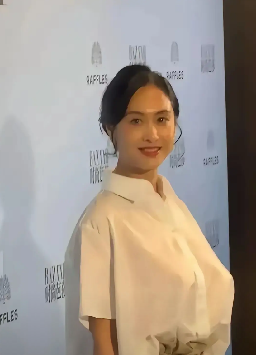 54岁朱茵被嘲胸下垂，谁规定紫霞仙子必须一辈子少女？54岁的朱茵最近参加活动