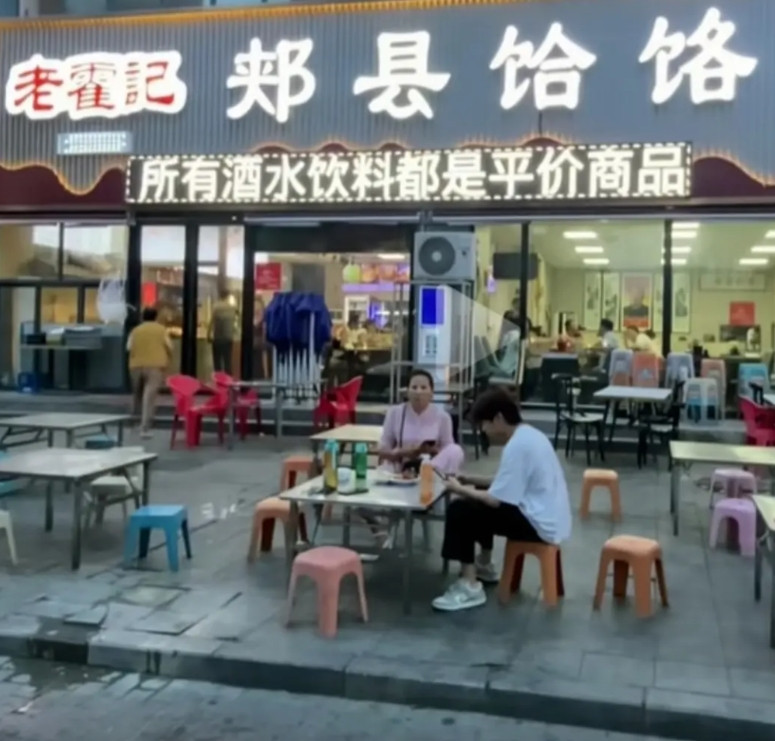万万没想到，本以为面馆老板经过续面事件后，面馆就算勉强开着，生意也会受影响，但事