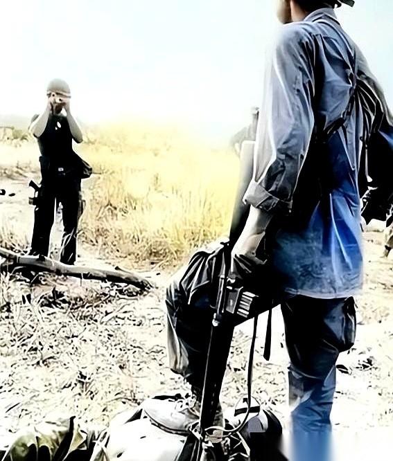 1973年，一名美国记者在整理退役士兵的遗物时，翻到了一张被折得发皱的照片。画面