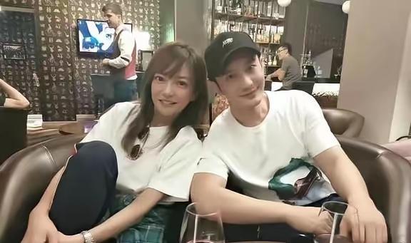 黄晓明不会还那么昏吧？最近有网友发了黄晓明和小燕子在一起头靠头的照片，并且说黄