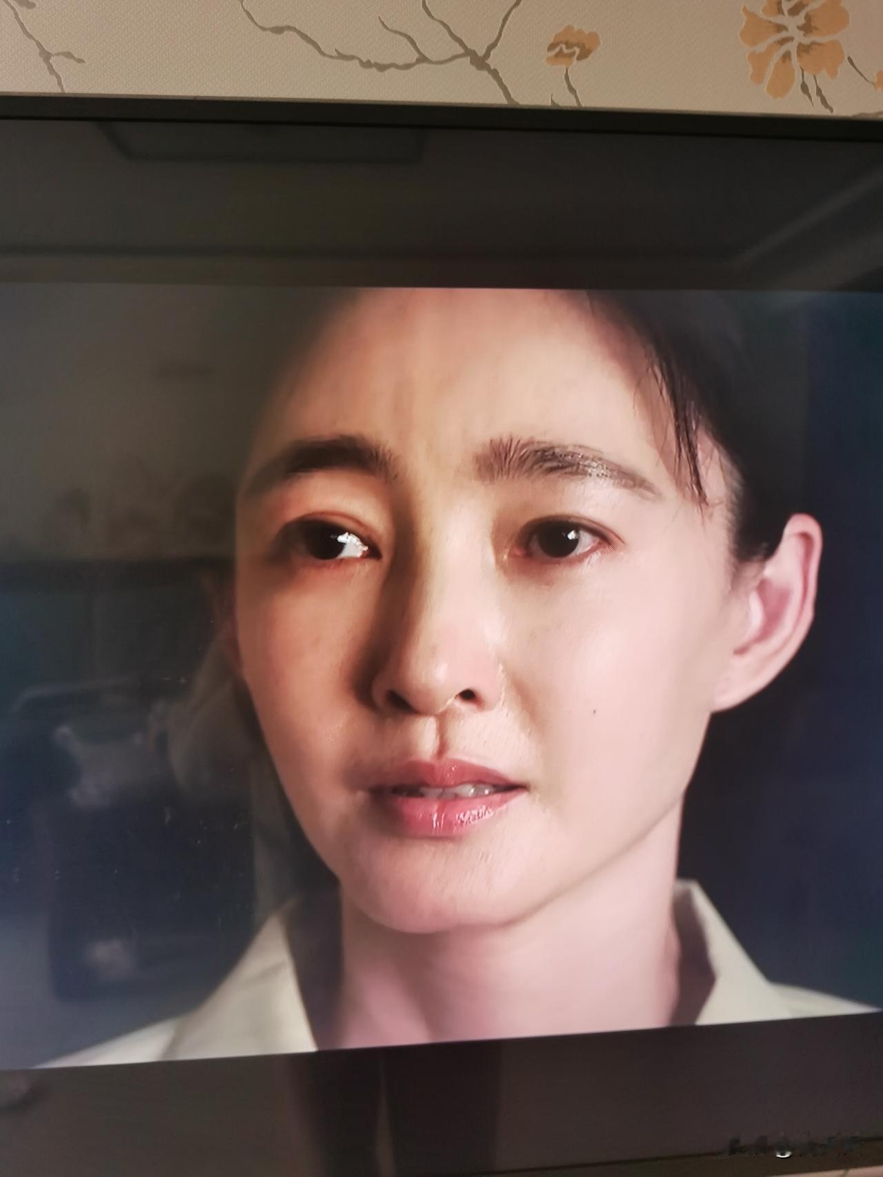 小白鞋这个姑娘真的可怜，人真好，可惜赶上的年代不好，吃人的年代。省里舞蹈剧团的，