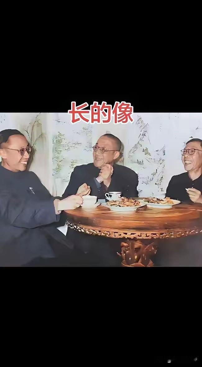1960年，刚被特赦的溥仪，带着弟弟溥杰去探望七叔载涛。这张照片里，没有皇帝，没有贝勒，只有久别重逢