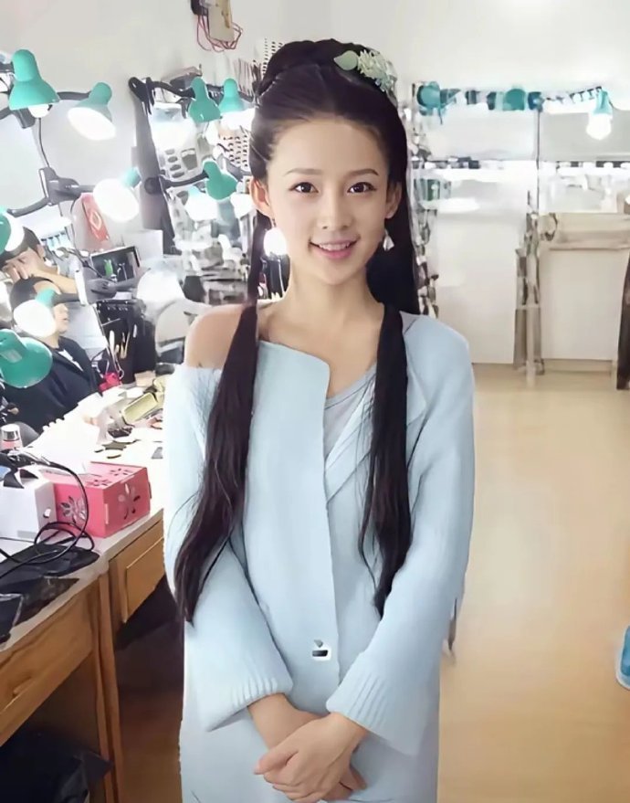 李沁早期生图，看着好可爱的样子