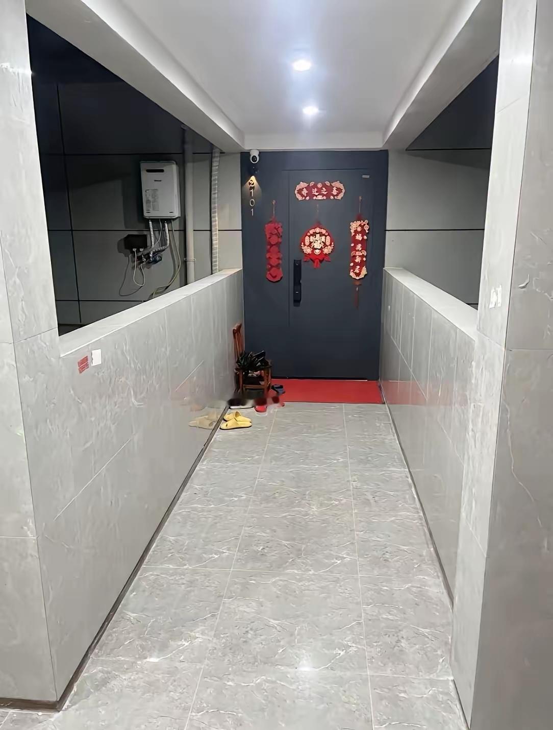 周末去同事新家暖房，刚出电梯我直接看愣了，这入户门也太离谱了，看着像