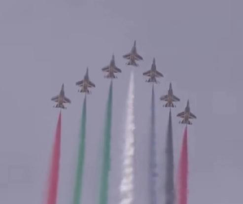 这是中国的L15“猎鹰”高级教练机，在迪拜航空展上的精彩表演，由阿联酋空军“骑士