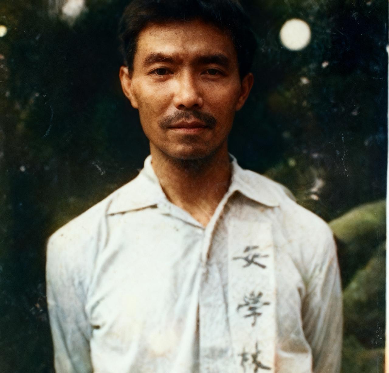 这是安学林烈士临刑前，最后一张照片，拍摄于1951年6月的台北马场町刑场，作为地