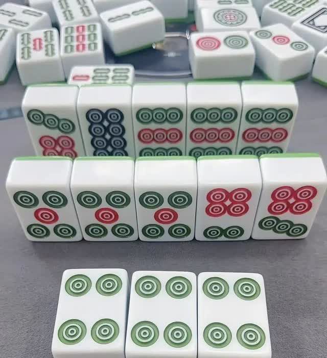 去老同学开的麻将馆打牌，输了几百块后摸到一把好牌，胡的是五八筒。摸到一张七筒，觉