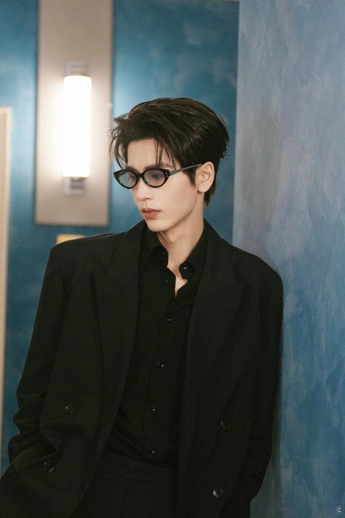 张凌赫墨镜AI建模感张凌赫银框墨镜不愧是张凌赫！随便戴一副银框墨镜都能帅出新高