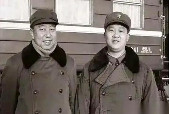 这是华国锋和他的“一生”的秘书曹万贵。华国锋1968年在湖南挑秘书