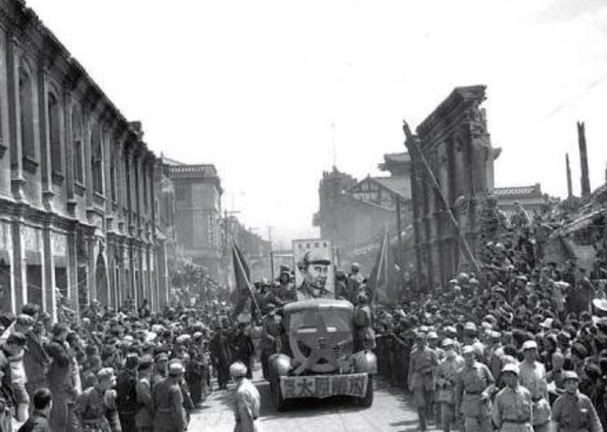 1949年，太原解放前，10个特务刚杀了一批地下党员，正在喝酒庆祝。可特务不知道