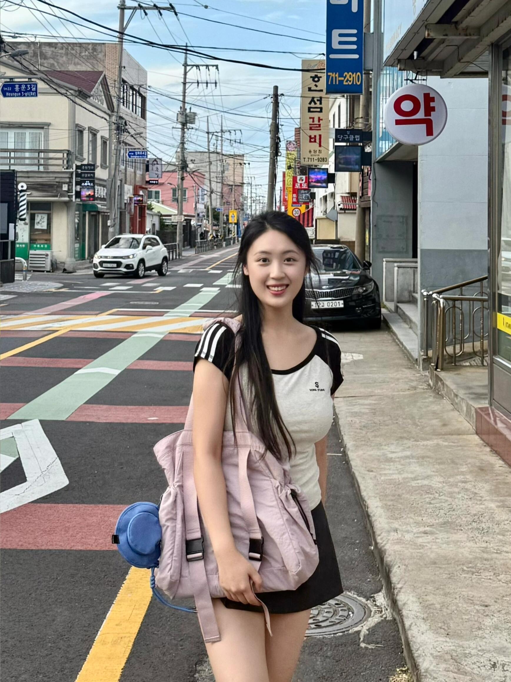 一个人偷偷去韩国旅游。