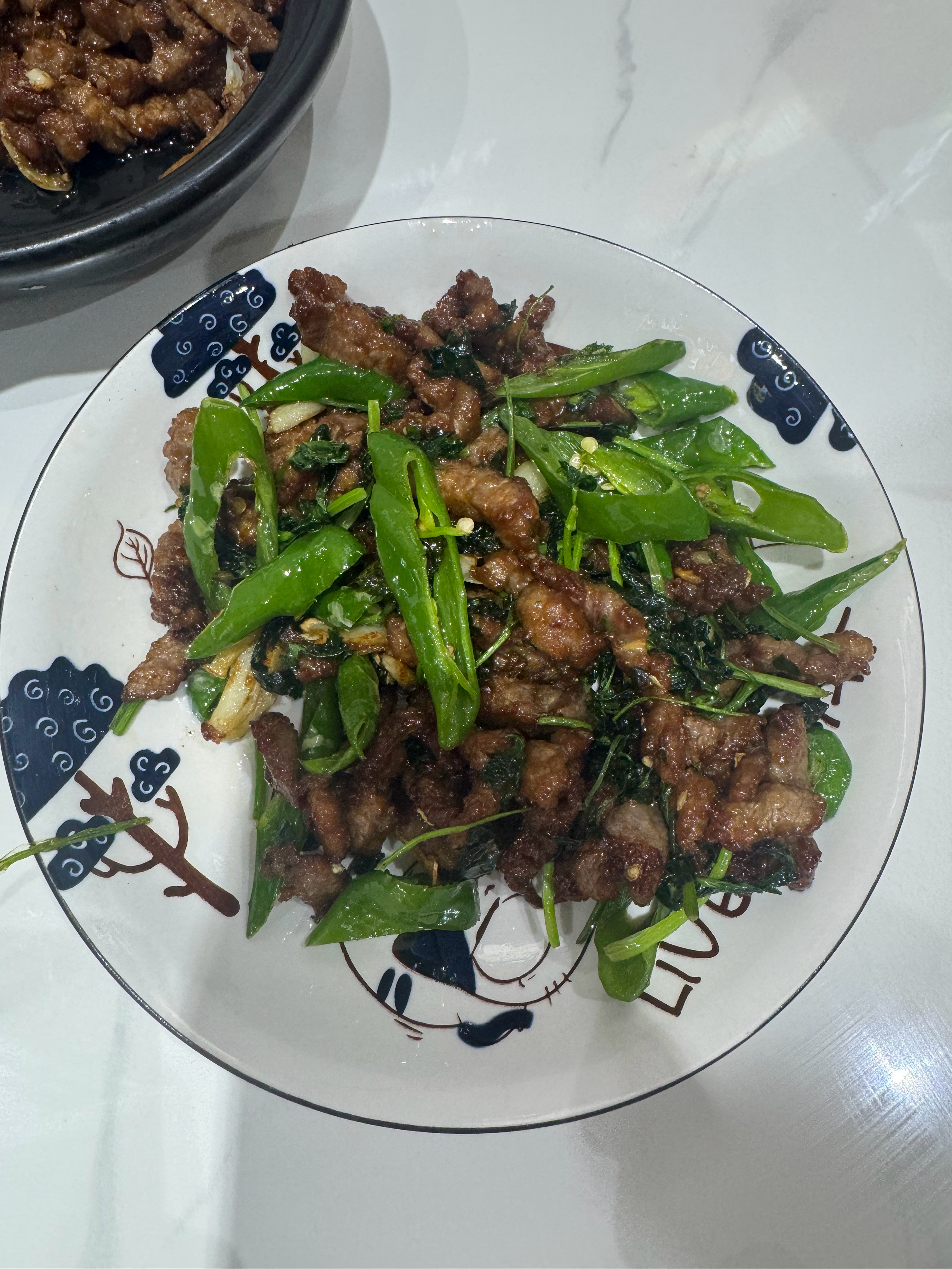 搞了点儿辣椒炒肉，哈哈。这一天怎么总是在吃吃喝喝啊。​​​