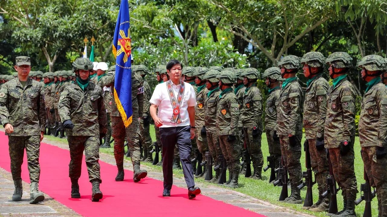 拉拢！本周三菲律宾总统小马科斯在视察一处军营时，正式提出要对军队人员、海岸警卫