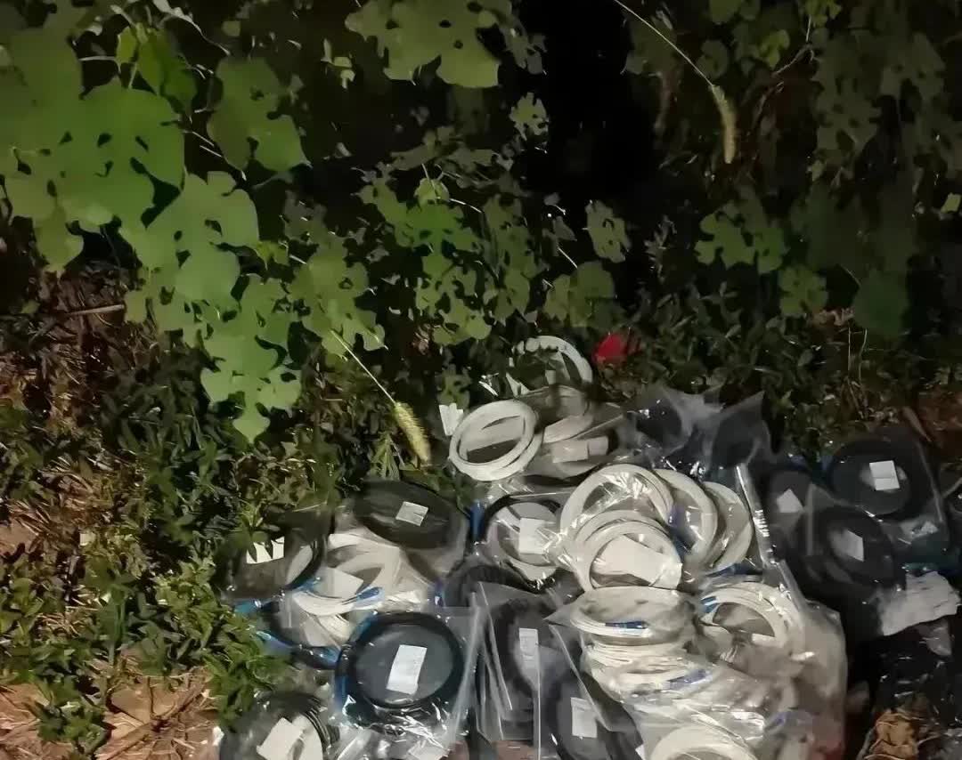 江苏，一名男子和朋友半夜到河边夜钓，钓着钓着，男子突然有些内急，便找了个草丛准备