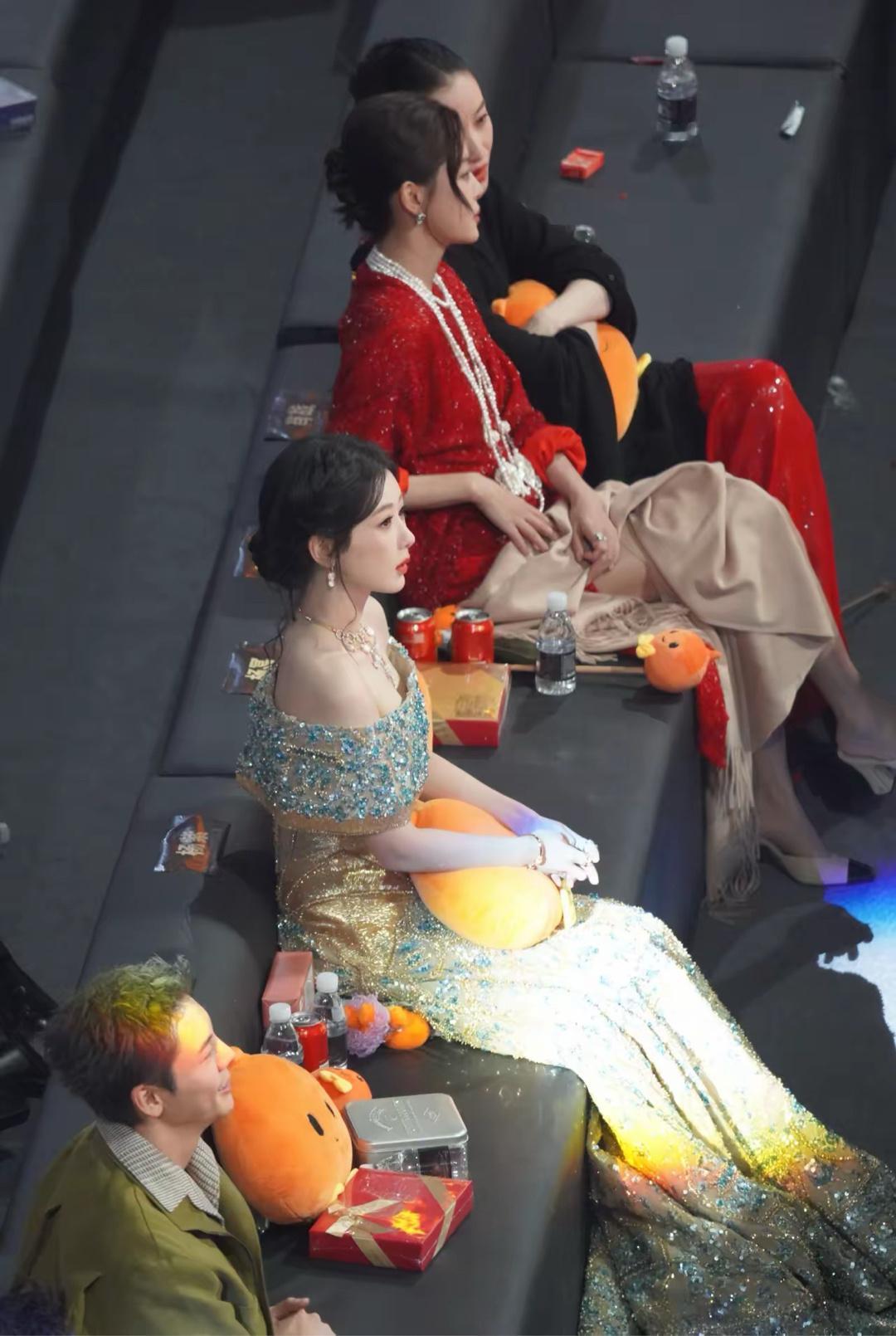 彩色的灯光打在杨紫的裙子上，看起来像美人鱼渐变色的尾巴