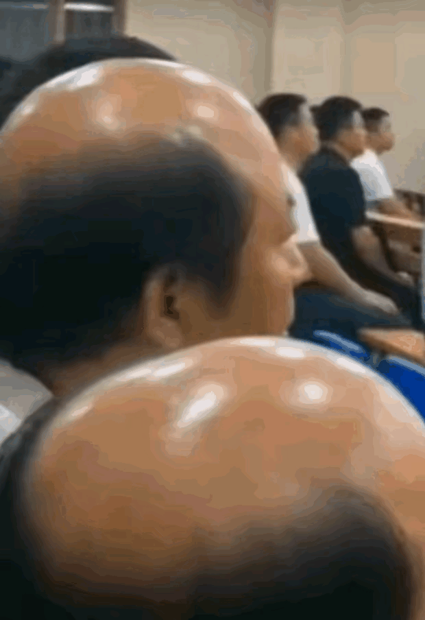 你们发现没有脑袋长得越圆弧，脱发就越厉害。[笑着哭]