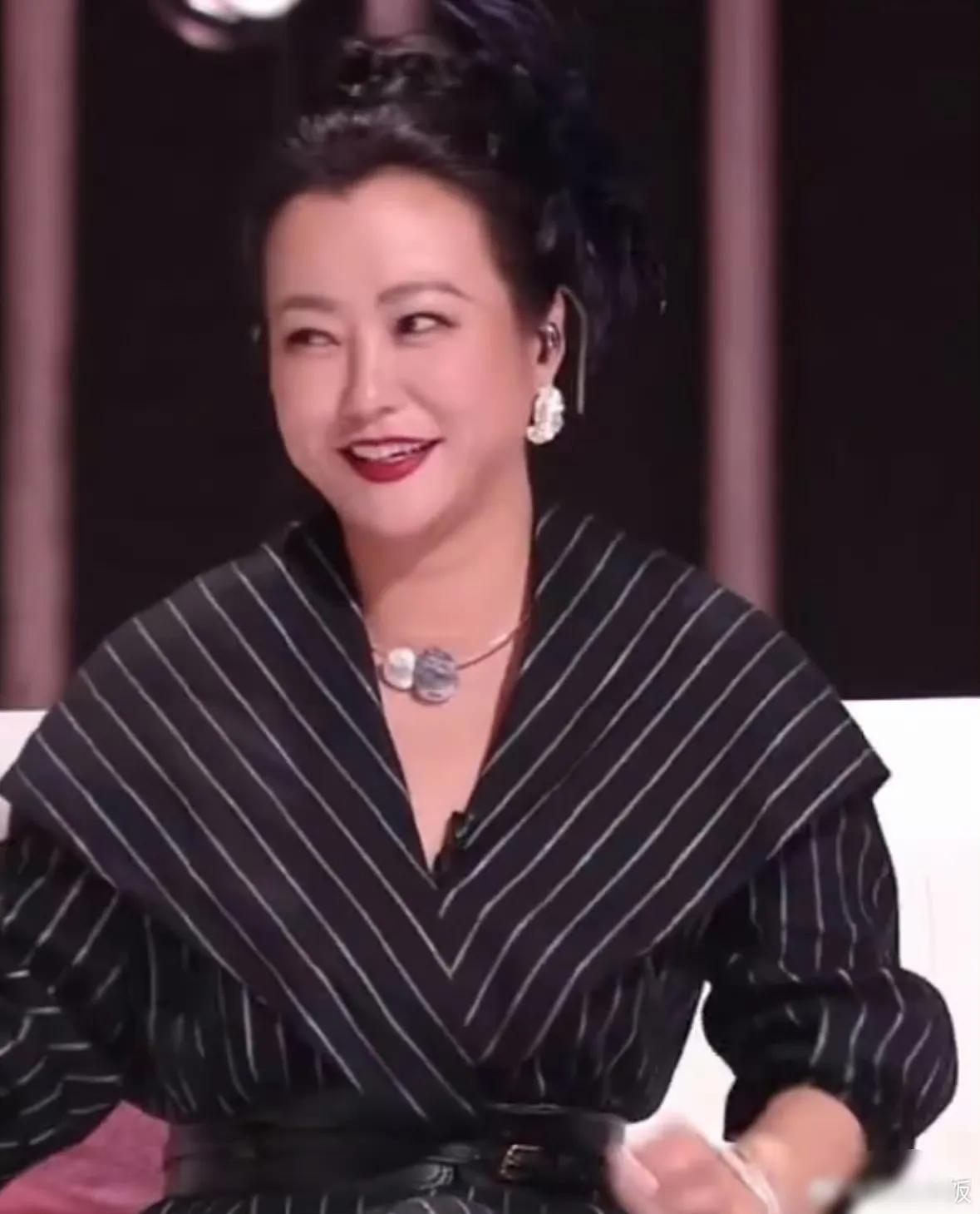家人们，看到水木年华怒怼郝蕾不够专业这事儿，我真是感触颇多！咱先抛开谁对谁错不说