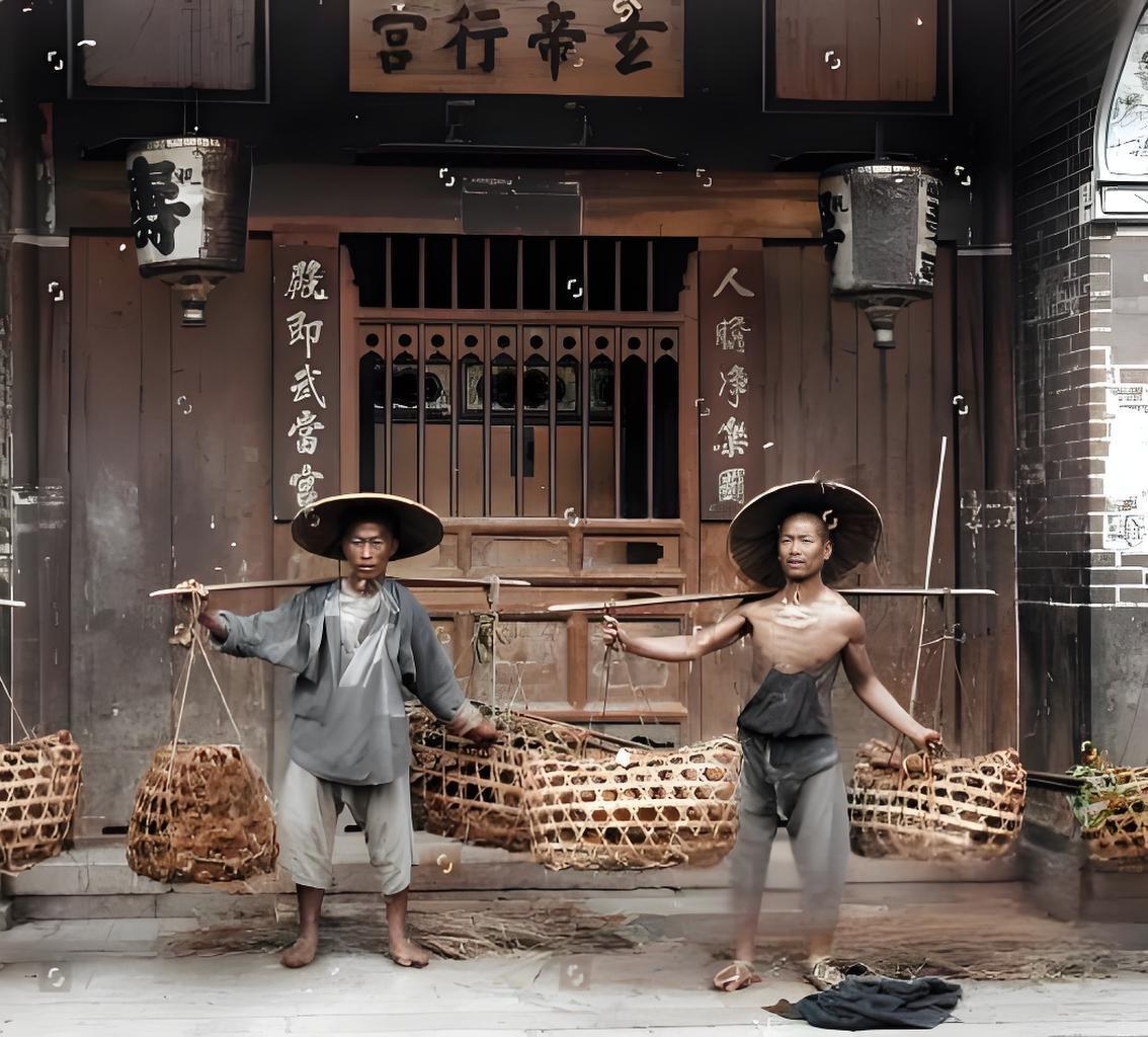 这是一张旧时光的剪影，定格了清末民初街头的生活片段。“玄帝行宫”前，两位挑夫头