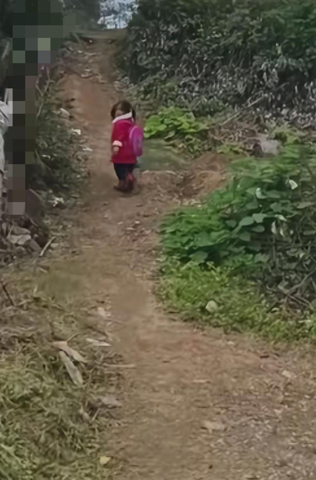 谁看了不眼眶发热啊！河南信阳乡村的土路上，小姑娘放学往家走，10多米的坡路