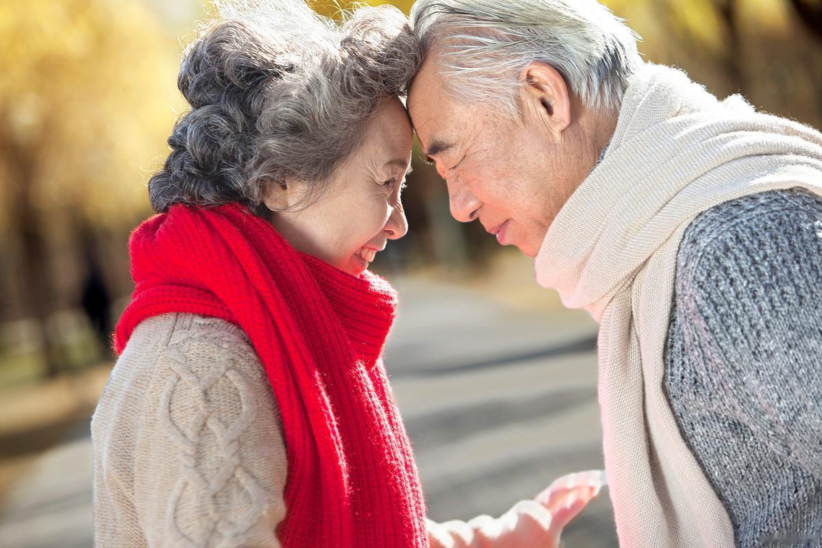 老年人的夫妻生活可以坚持到多大年龄？4个建议值得听一听！不少老年人都会好奇，