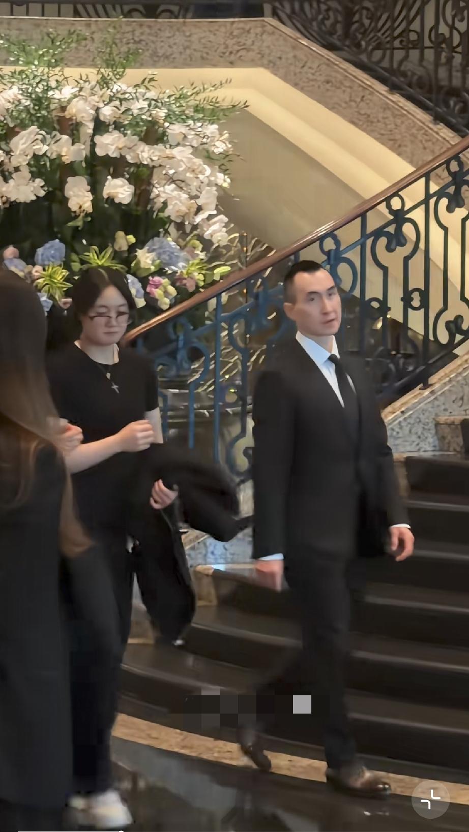 5月17日，何猷龙带着妻子罗秀茵和女儿何开梓现身何超蕸的葬礼，到后面何开梓竟然张