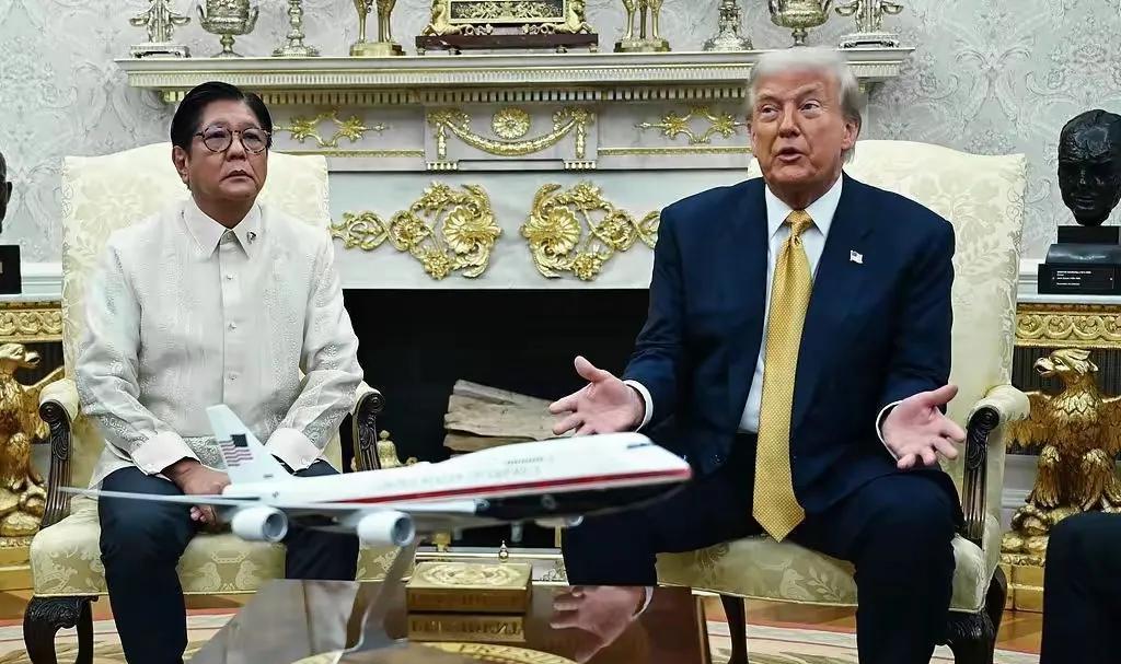 菲律宾总统小马科斯访问美国白宫可以说比乌克兰总统泽连斯基紧张多了，小马科斯双手紧
